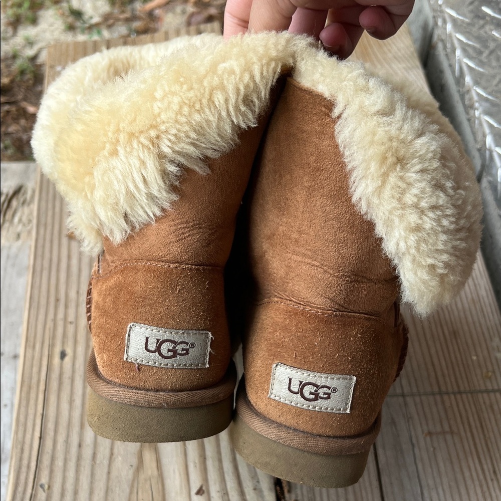 UGG Kids Chestnut Brown Sheepskin Mittens with Plush Cream Trim